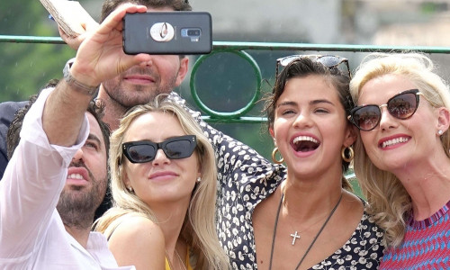 selena-gomez-selfie-prieteni-hepta