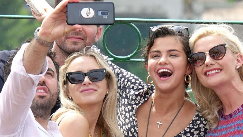 selena-gomez-selfie-prieteni-hepta