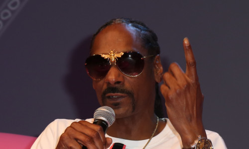 Snoop Dogg talks to a large crowd about his hair styles over the years and how he accomplished them at Beautycon at the Los Angeles Convention Center in Los Angeles, CA