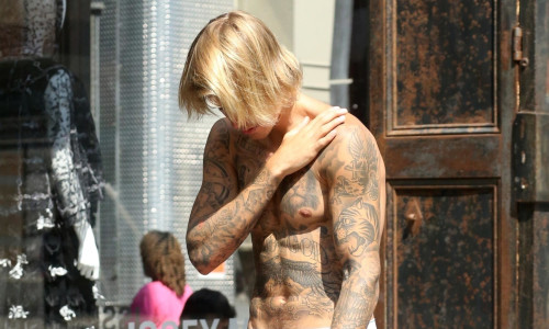 Justin Bieber goes shirtless while shopping in New York