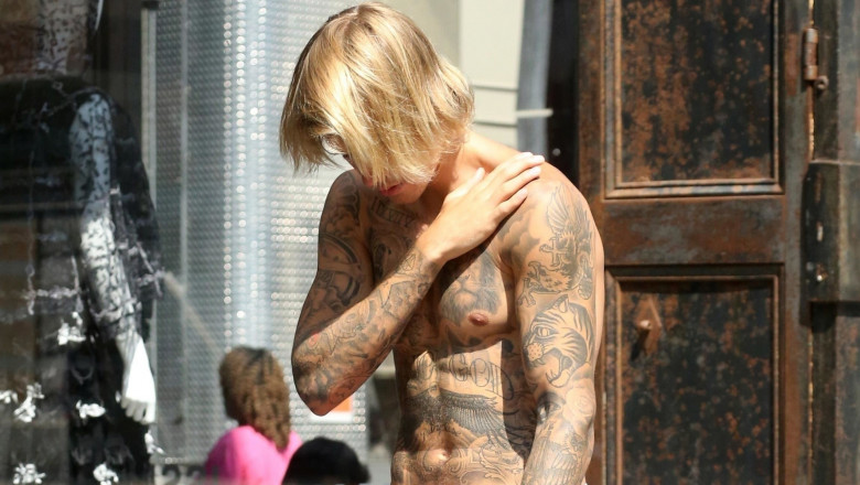 Justin Bieber goes shirtless while shopping in New York