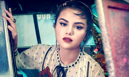 Selena Gomez pose pour la campagne de pub de la marque Coach