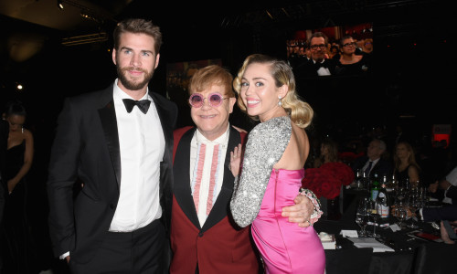 Liam Hemsworth, Elton John și Miley Cyrus