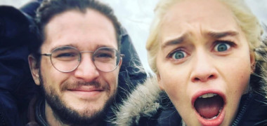 Kit Harington și Emilia Clarke la filmările Game of Thrones