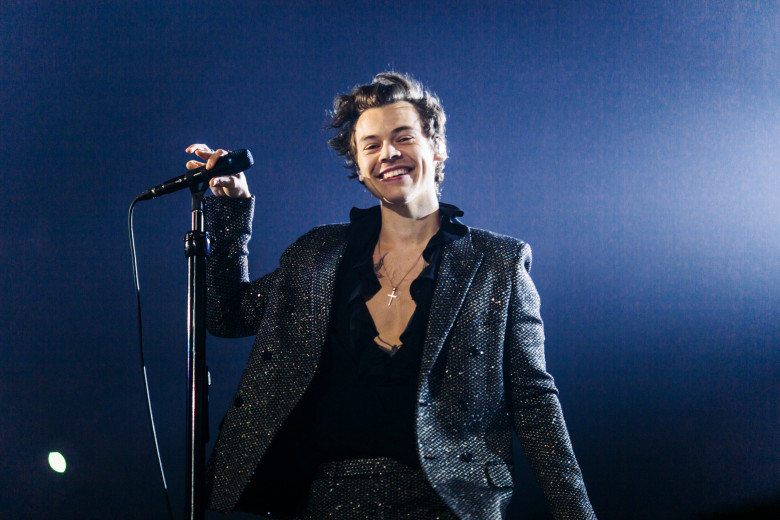 Harry Styles în timpul concertului din Paris