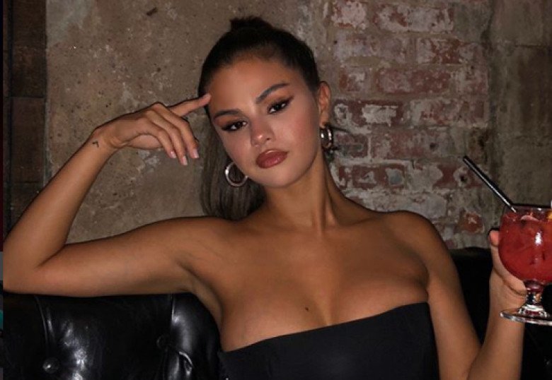 Selena Gomez decolteu