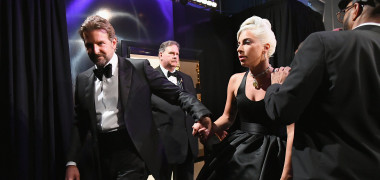 Lady Gaga și Bradley Cooper backstage premiile Oscar