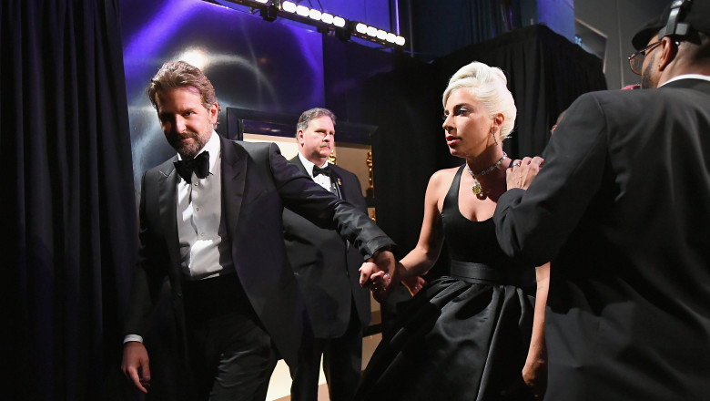 Lady Gaga și Bradley Cooper backstage premiile Oscar