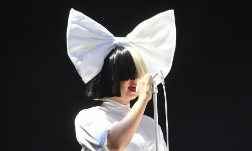 Sia în timpul concertului la V Festival