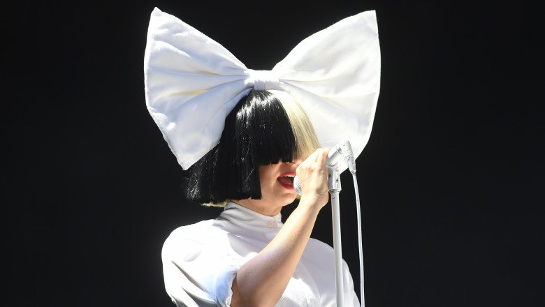 Sia în timpul concertului la V Festival