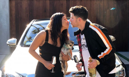 Priyanka Chopra Nick Jonas sărut cadou