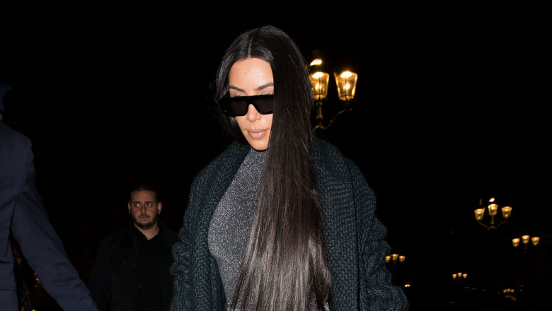 Kim Kardashian la intrarea în restauranul Ferdi din Paris