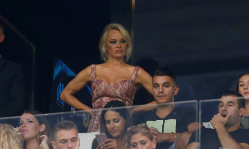Pamela Anderson în tribună la meciul iubitului săi Adil Rami