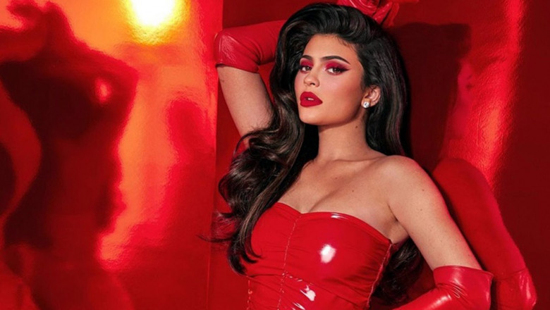Kylie Jenner dans la campagne de Noël de sa marque Kylie-Cosmetics