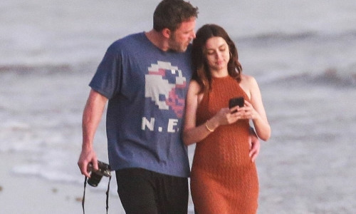 *PREMIUM-EXCLUSIVE* Ben Affleck and new girlfriend Ana De Armas enjoy a PDA Moment During Romantic Beach Stroll in Costa Rica *Strict Web Embargo until 5 PM PT on March 12, 2020*