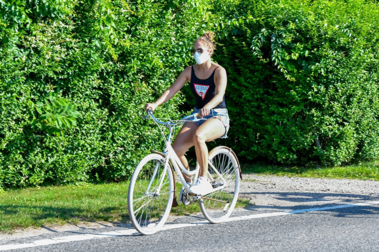 Jennifer Lopez, pe bicicletă, în Hamptons. Foto: Profimedia