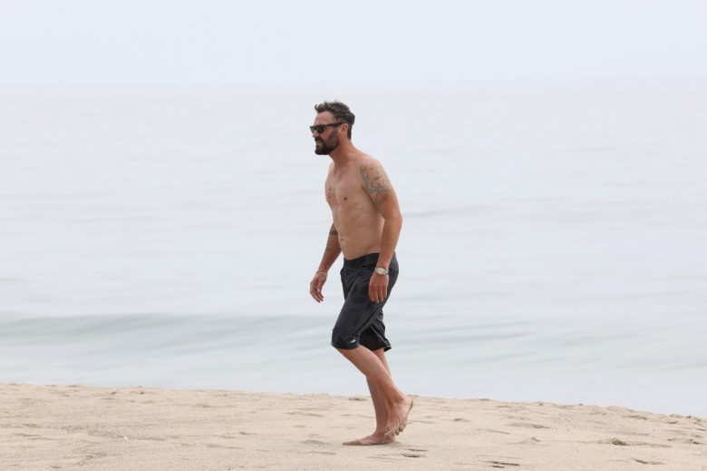*EXCLUSIVE* Super Daddy Brian Austin Green has a fun day at the beach with his kids - Part 2
