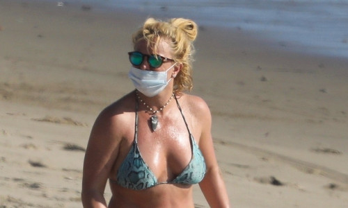 *PREMIUM-EXCLUSIVE* Britney Spears displays her bikini body in Malibu **WEB EMBARGO UNTIL 11:30AM PDT 10/17/20 **