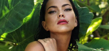 Inna şedinţă foto la apus. Cântăreaţa şi-a etalat posteriul perfect...