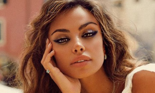 Mădălina Ghenea, o nouă apariție în lenjerie intimă