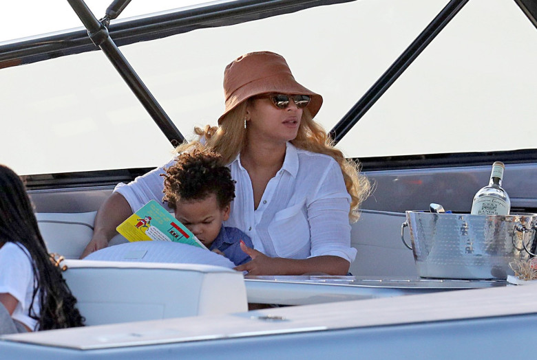 PREMIUM EXCLUSIVE: Beyonce and Jay-Z Head Out on a Cruise With Twitter Co-Founder/CEO Jack Dorsey in The Hamptons.