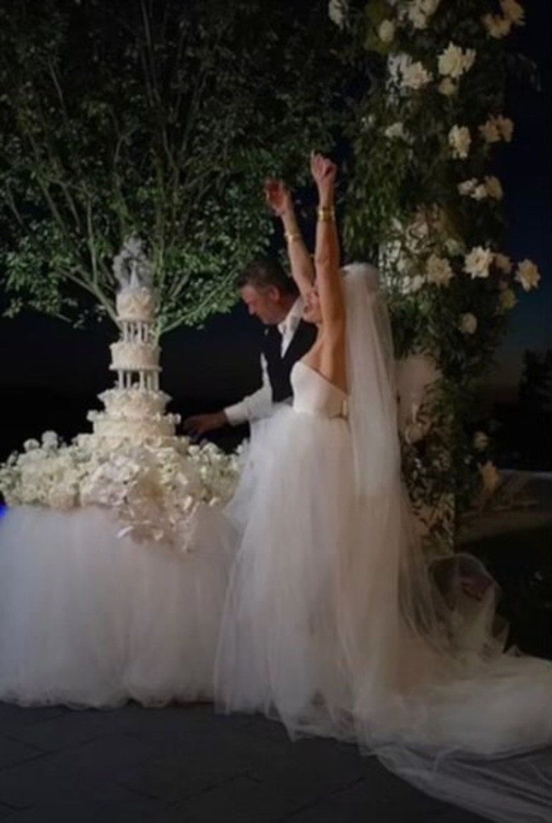 *PREMIUM-EXCLUSIVE* Blake Shelton & Gwen Stefani Are Married, First Shots of Dress, Dance