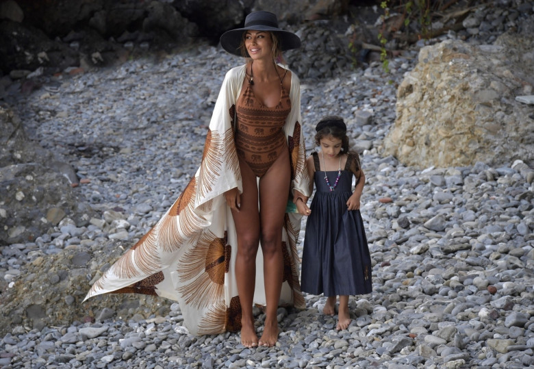 Mădlina Ghenea, alături de fiica ei, în Italia