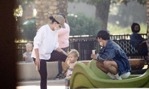 Katy Perry și Orlando Bloom, surprinși cu fetița lor într-un parc din Beverly Hills. Profimedia