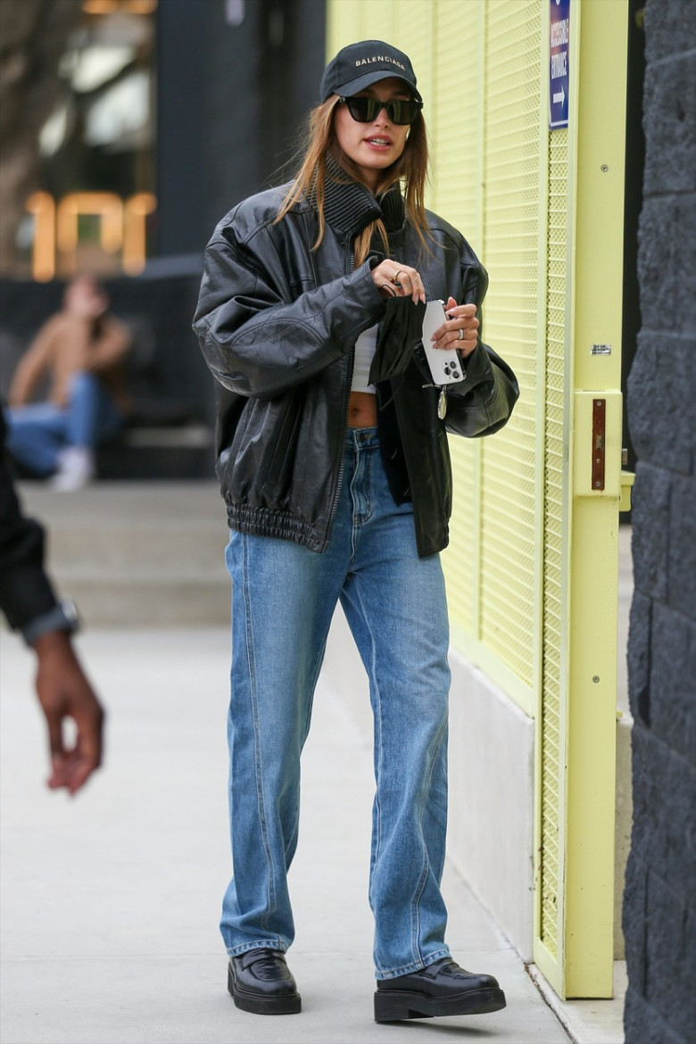 Hailey Bieber, cu abdomenul la vedere în timp ce face cumpărăturile de Crăciun/ Profimedia