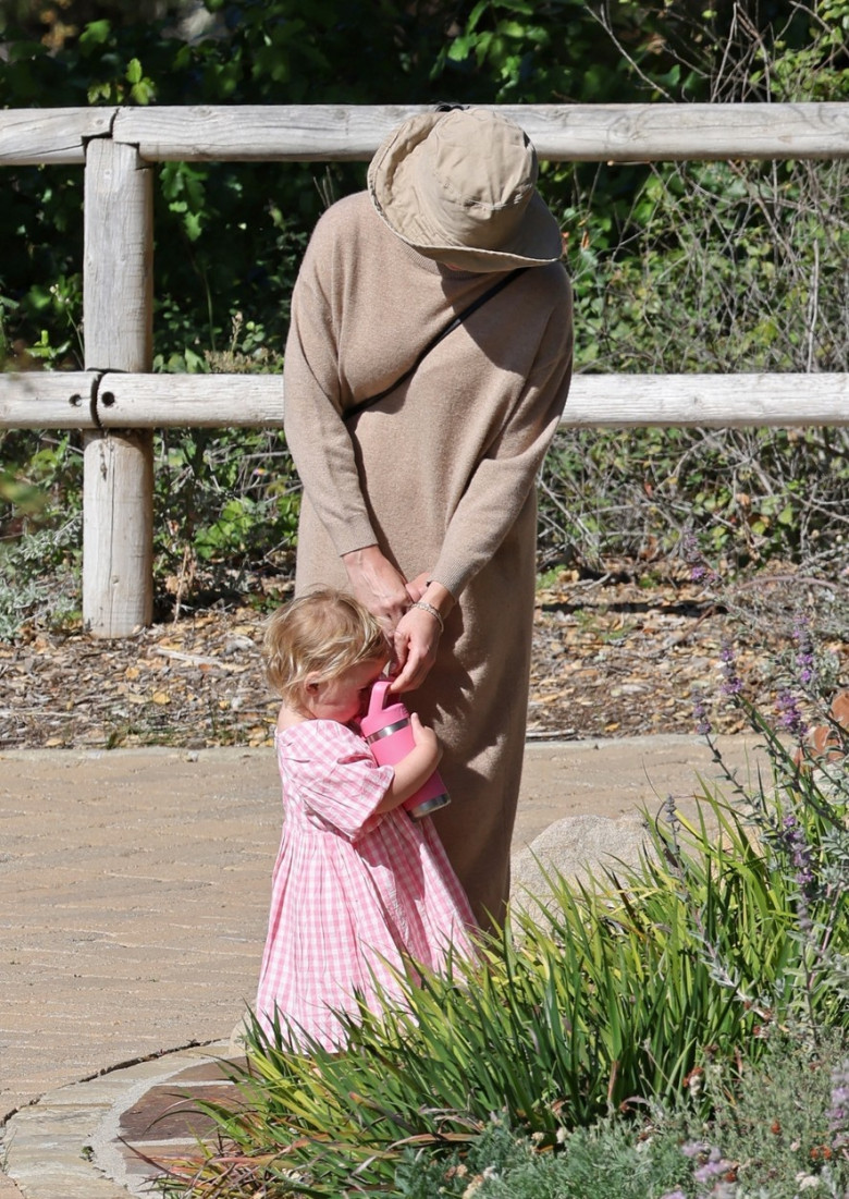 Katy Perry și fiica ei la grădina botanică din Santa Barbara/ Profimedia