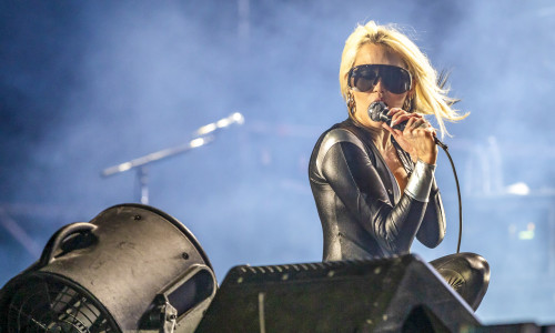 Miley Cyrus Sings at Lollapalooza Argentina