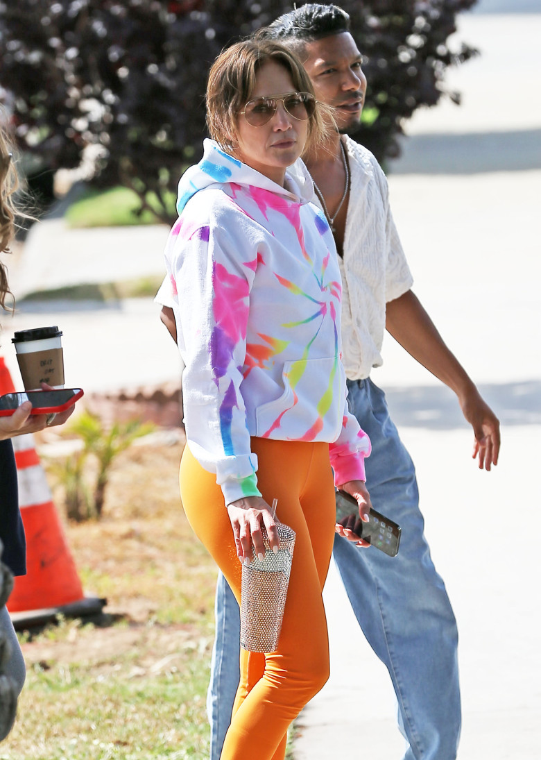 PREMIUM EXCLUSIVE Jennifer Lopez Drops By A Friend's House After Dance Class