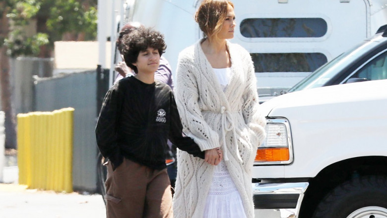 PREMIUM EXCLUSIVE Jennifer Lopez Gives Wedding Day Vibes By Rocking Gorgeous White Dress To Visit Ben On Set [NO SIPA]