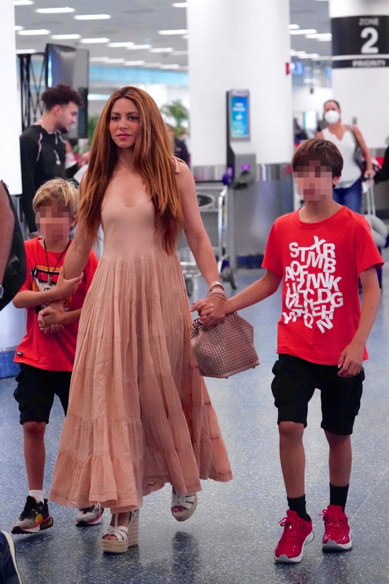 Shakira alături de copiii ei într-un aeroport din Miami/ Profimedia