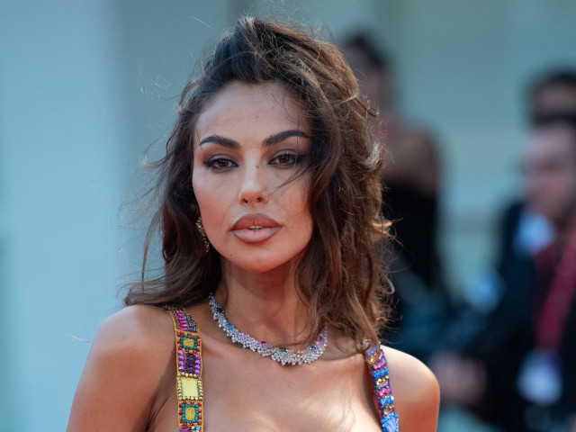 Mădălina Ghenea ha mostrato le sue infinite gambe abbronzate attraverso lo spacco di un vestito lungo.  Perfetta miscela di grazia e fascino