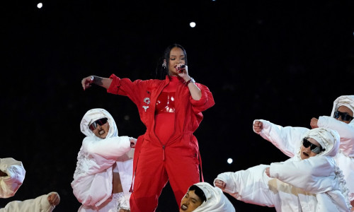 Rihanna a făcut spectacol în pauza Super Bowl; cântăreaţa este din nou însărcinată