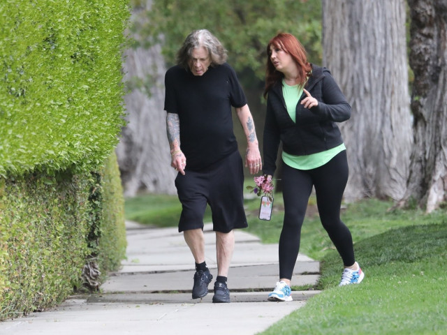 Ozzy Osbourne ha preoccupato i suoi fan durante la sua ultima apparizione.  L’artista 74enne, che sta combattendo contro il morbo di Parkinson, sembra estremamente emaciato