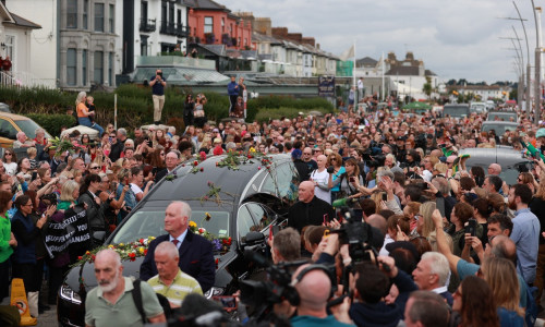 Sinéad O’Connor, condusă pe ultimul drum de mii de oameni