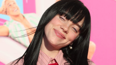 Billie Eilish, transformată pentru debutul în rol principal. Feminină, în rochii și fuste din anii '50, joacă într-o ecranizare celebră