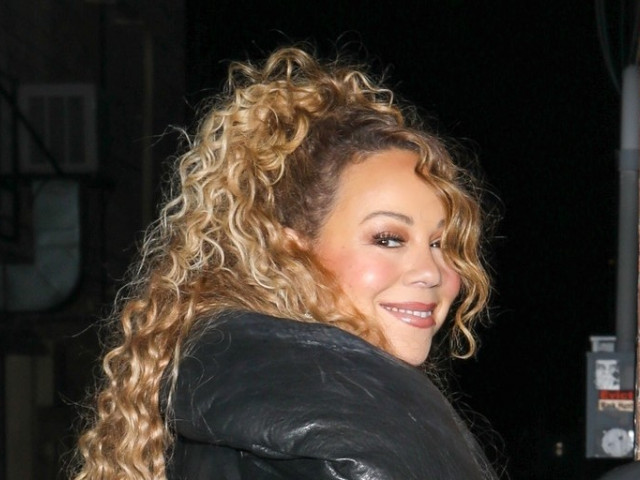 Diva tot divă rămâne! Mariah Carey, în rochie lungă strălucitoare și pantofi cu toc, în sala de sport, într-un clip plin de autoironie