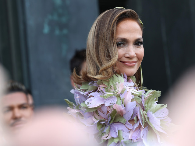 Jennifer Lopez a atras toate privirile într-o rochie foarte decoltată, la Săptămâna Haute Couture de la Paris