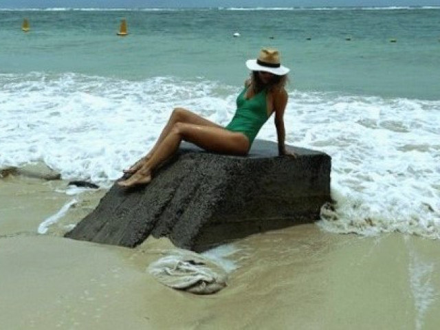 Anca Țurcașiu, “sirena” de pe plaja din Mauritius. Se relaxează în costum de baie, se bronzează și se bucură de viață