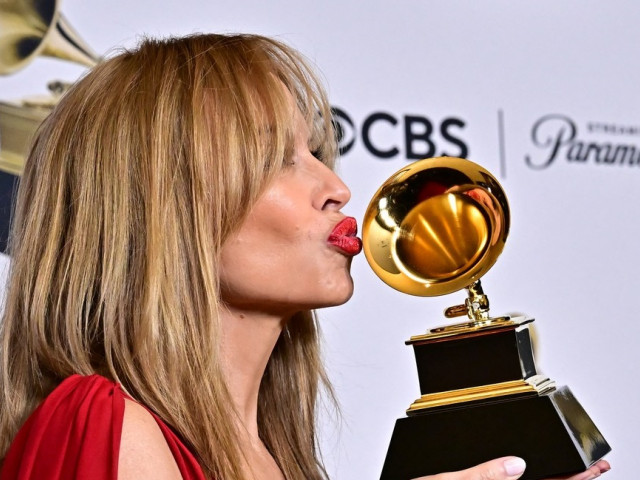 „Lady in red”. Kylie Minogue, senzuală într-o rochie roșie, la gala Grammy unde a fost premiată pentru hitul „Padam Padam”