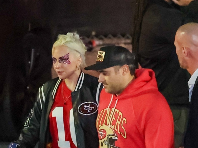 Lady Gaga, în tribune la Super Bowl 2024. A atras privirile într-un tricou larg, dres din plasă și tocuri imposibile