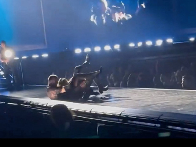 Momentul când Madonna cade cu scaunul în timpul unui concert. Artista a continuat să cânte pe burtă
