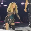 Momentul când Madonna cade cu scaunul în timpul unui concert/ Profimedia