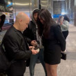 *PREMIUM-EXCLUSIVE* Selena Gomez Gives Homeless Man $20 for Food in NYC