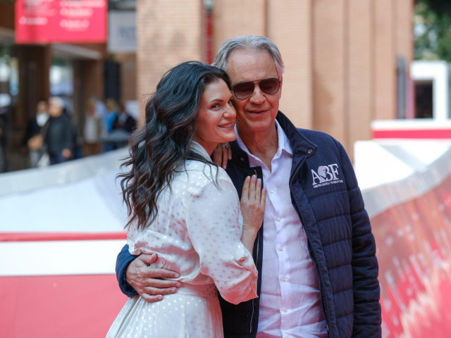 E mai tânără decât Andrea Bocelli cu 25 de ani și e într-o formă de invidiat. Veronica Berti, fabuloasă într-o rochie scurtă