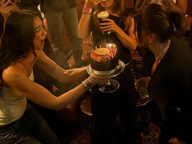Cine e Anesa, mama fabuloasă a celebrei Dua Lipa. Povestea femeii care a fugit din calea războiului și a crescut un superstar