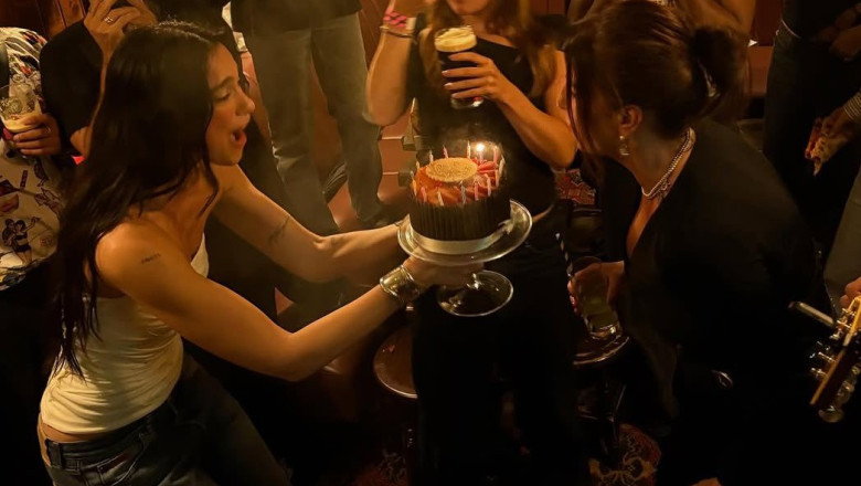 dua lipa si-a sarbatorit mama
